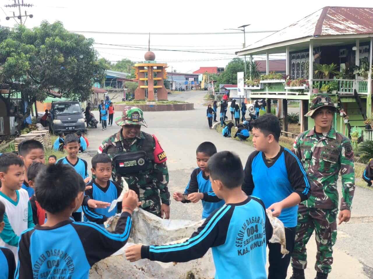 Membiasakan Disiplin Buang Sampah pada Anak